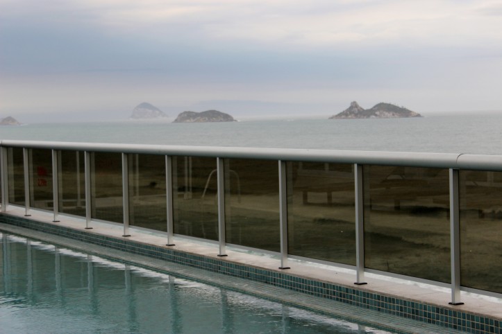 As Ilhas Tijucas vistas da piscina do Novotel Barra